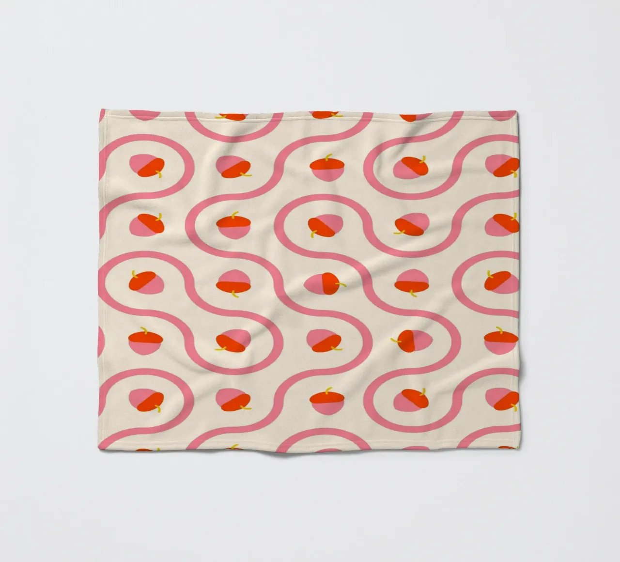 Ghiande rosa e rosse con linee ondulate su crema chiaro coperta in pile da CoelfenArt