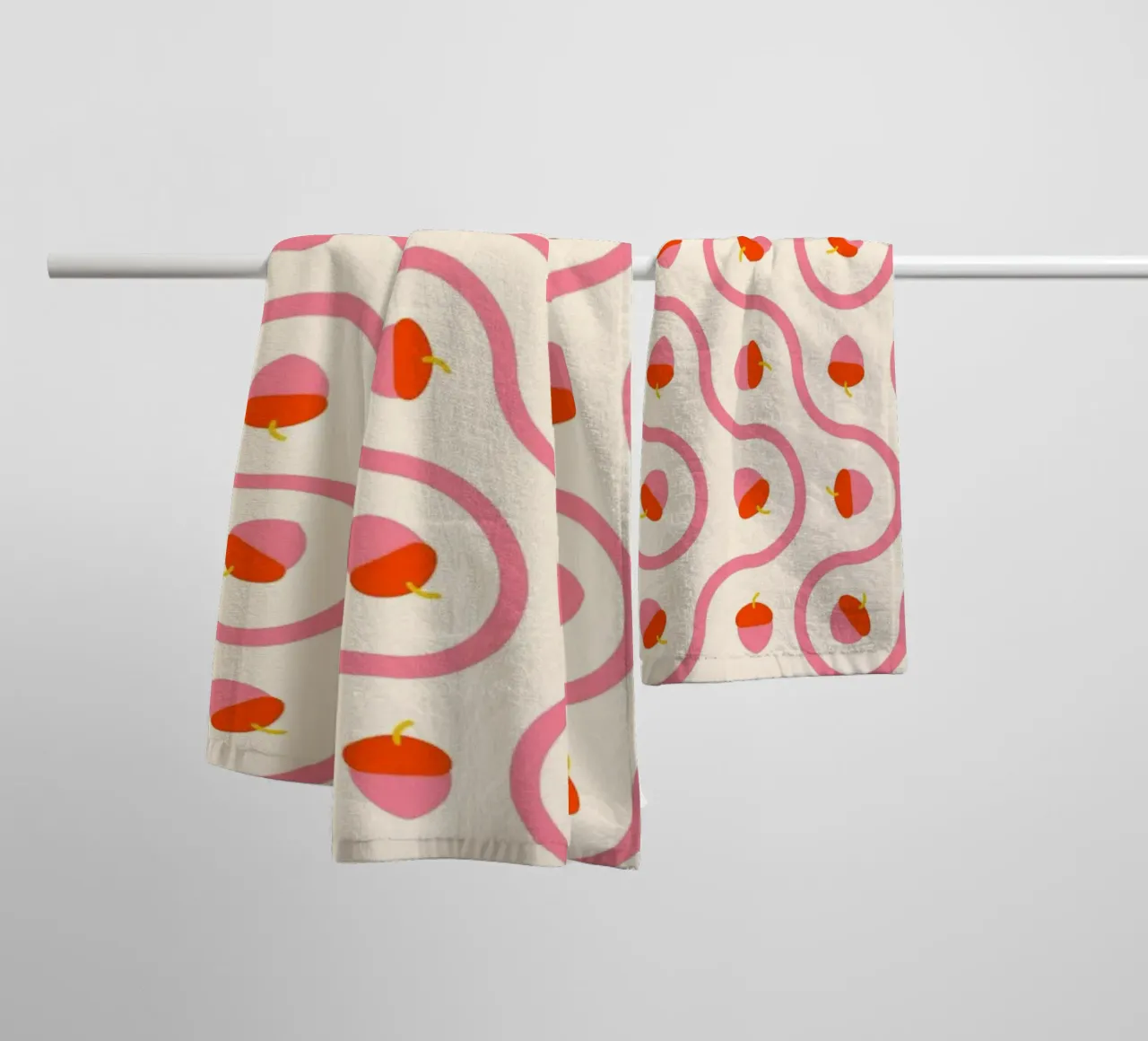 Ghiande rosa e rosse con linee ondulate su crema chiaro asciugamano da bagno da CoelfenArt