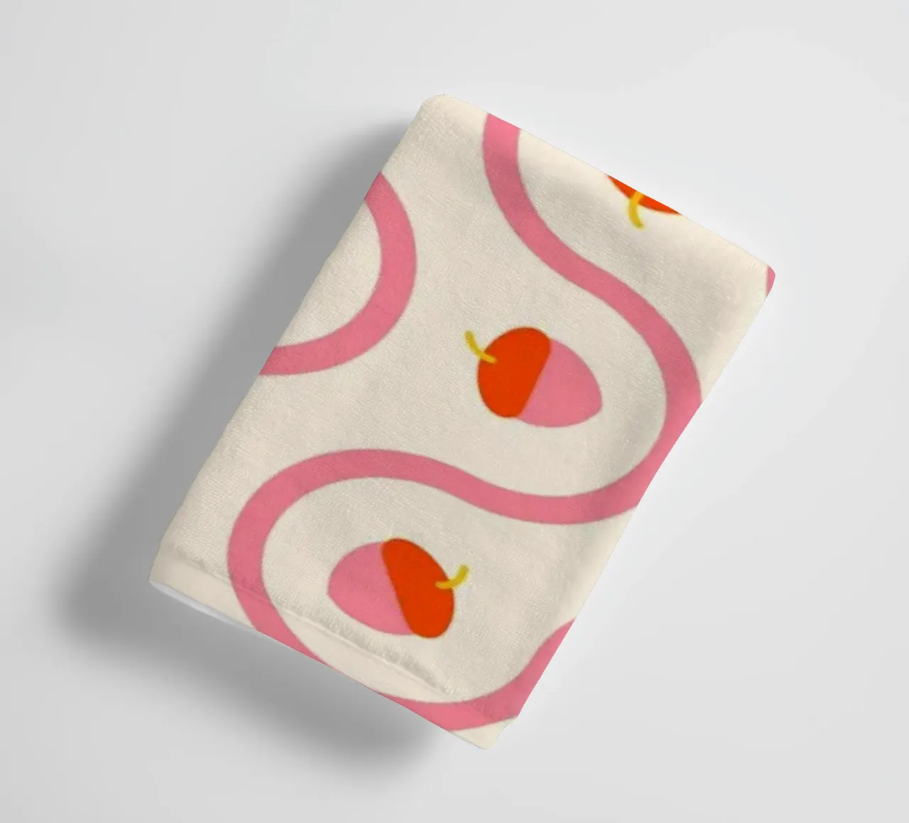 Ghiande rosa e rosse con linee ondulate su crema chiaro asciugamano da bagno da CoelfenArt