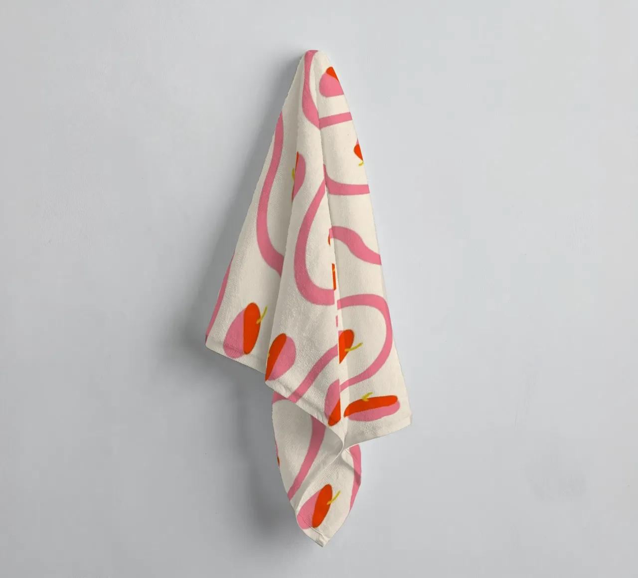 Ghiande rosa e rosse con linee ondulate su crema chiaro asciugamano da bagno da CoelfenArt