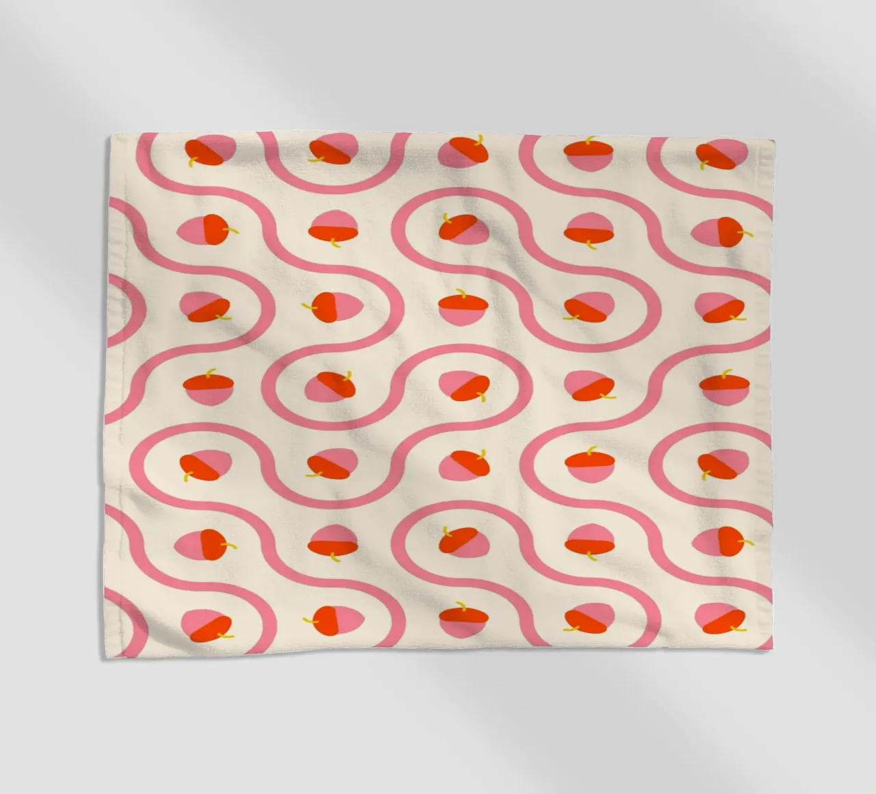 Ghiande rosa e rosse con linee ondulate su crema chiaro telo mare da CoelfenArt