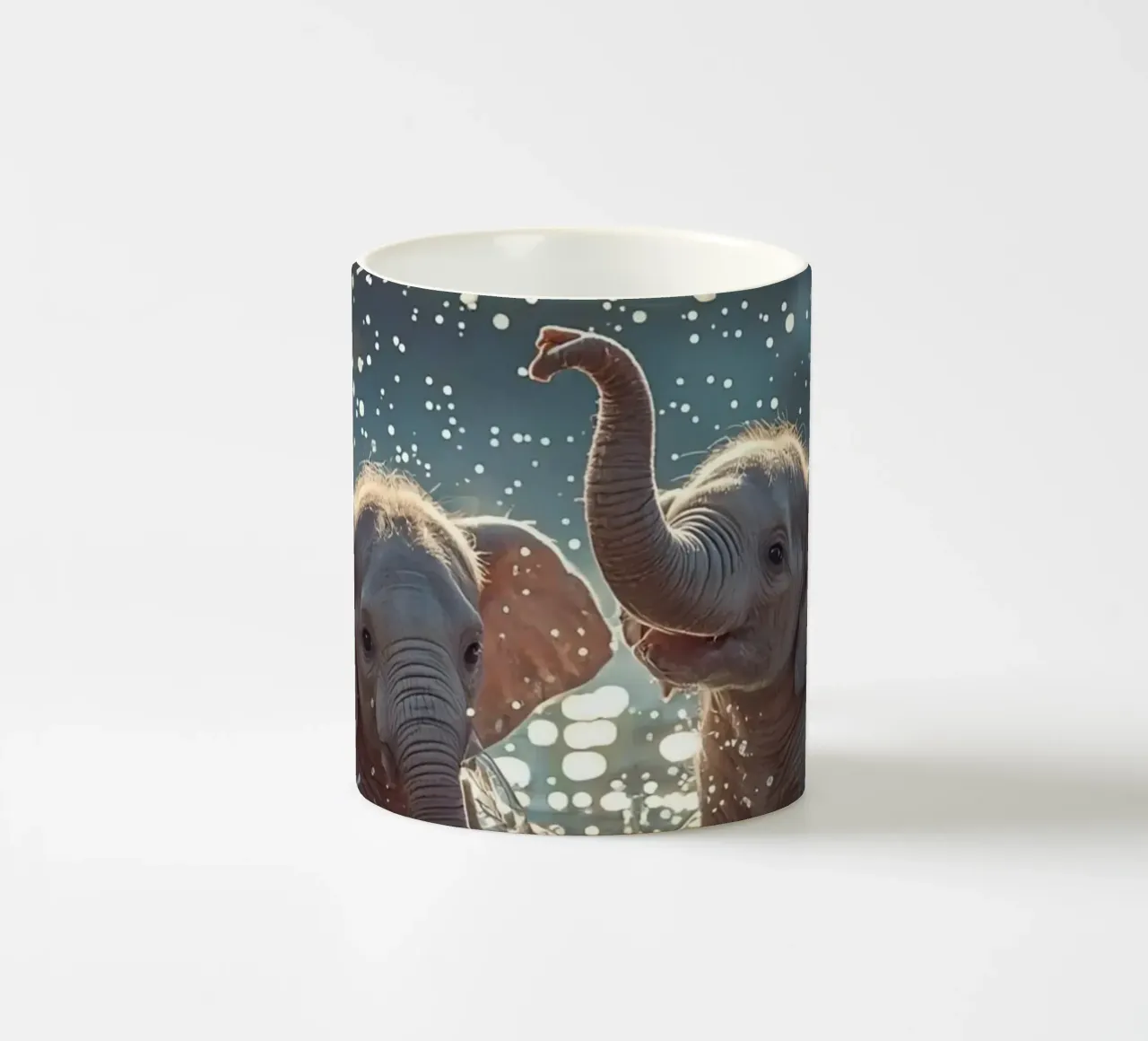 Due cuccioli di elefante che giocano in acqua tazza in ceramica da DesignDoodle