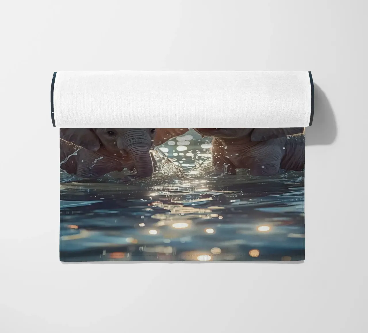 Due cuccioli di elefante che giocano in acqua telo mare da DesignDoodle