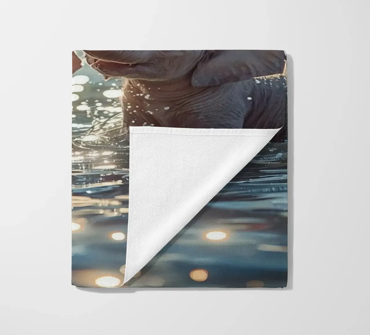 Due cuccioli di elefante che giocano in acqua telo mare da DesignDoodle