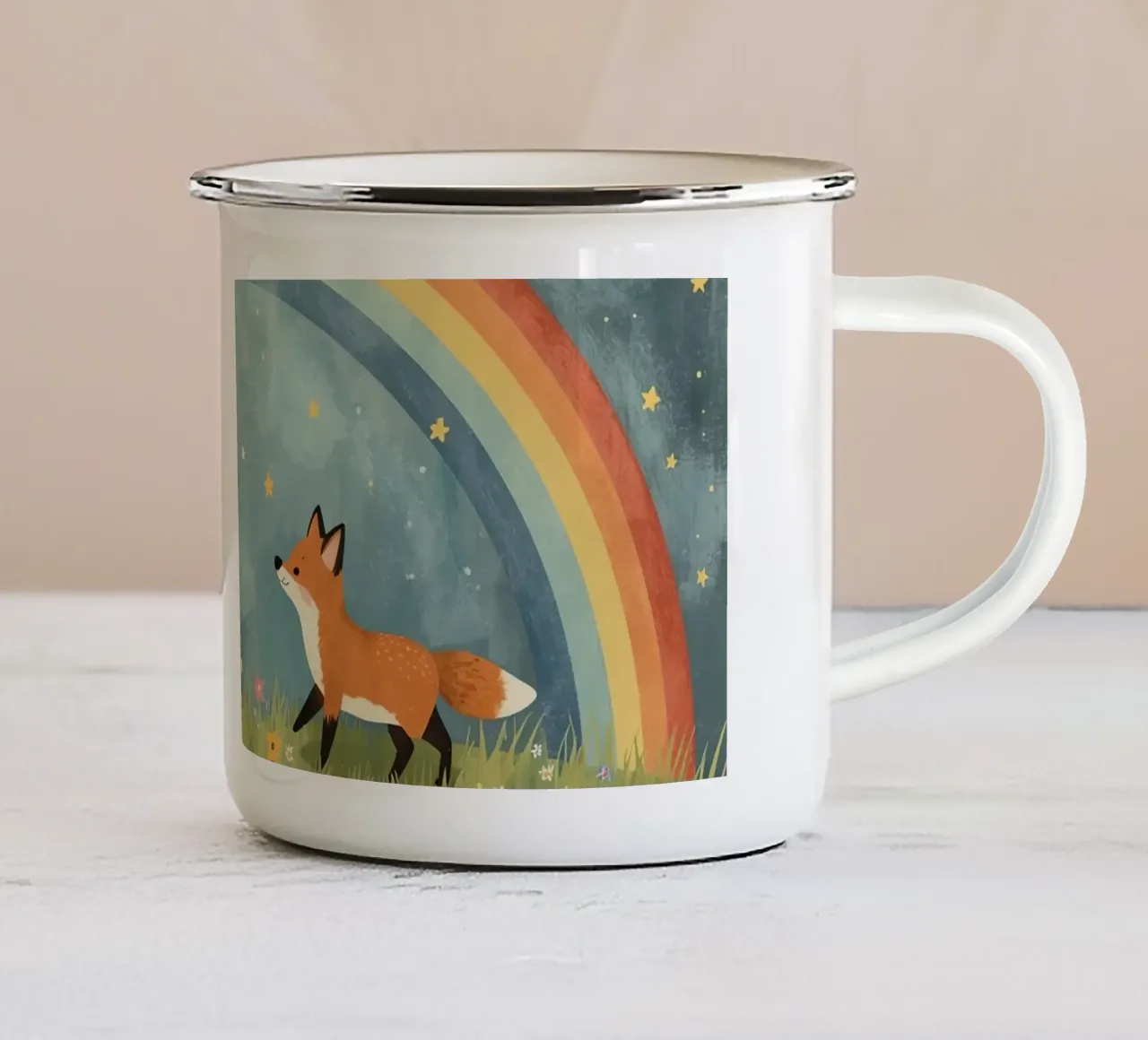 Due volpi felici e carine sotto l'arcobaleno e le stelle tazza in smalto da DesignDoodle