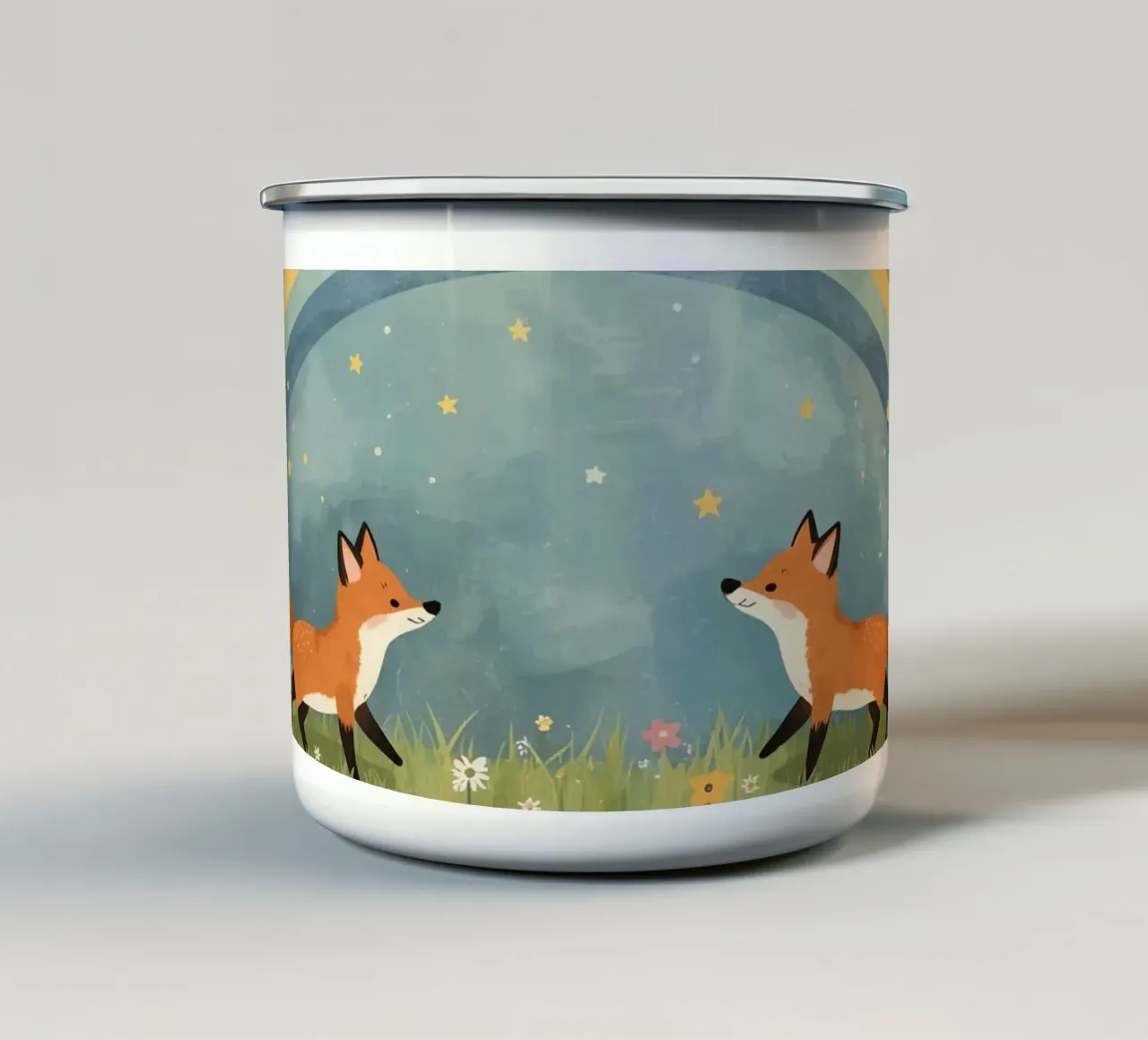 Due volpi felici e carine sotto l'arcobaleno e le stelle tazza in smalto da DesignDoodle