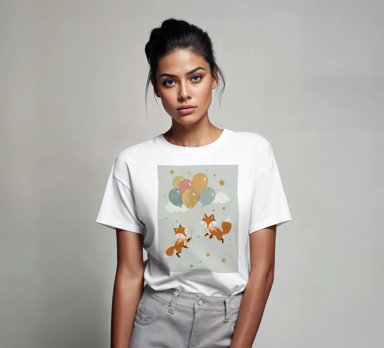 Due simpatiche volpi che giocano con i palloncini nel cielo t-shirt da DesignDoodle