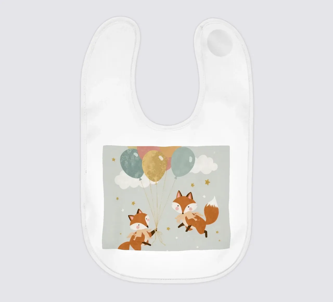 Due simpatiche volpi che giocano con i palloncini nel cielo bavaglino da DesignDoodle