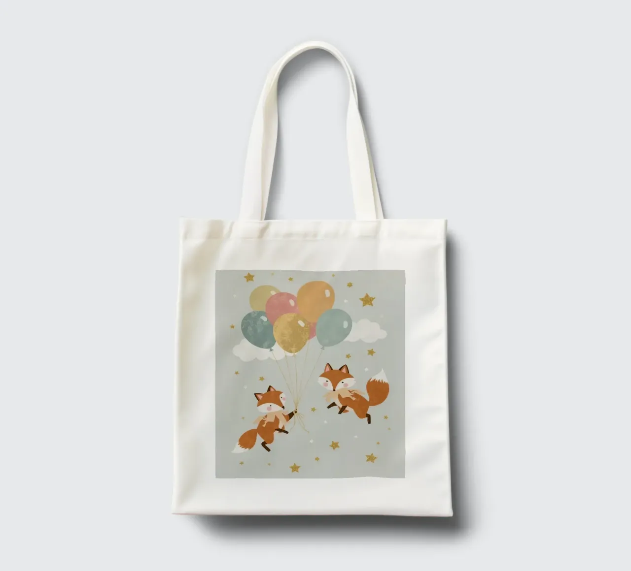 Due simpatiche volpi che giocano con i palloncini nel cielo borsa in juta da DesignDoodle