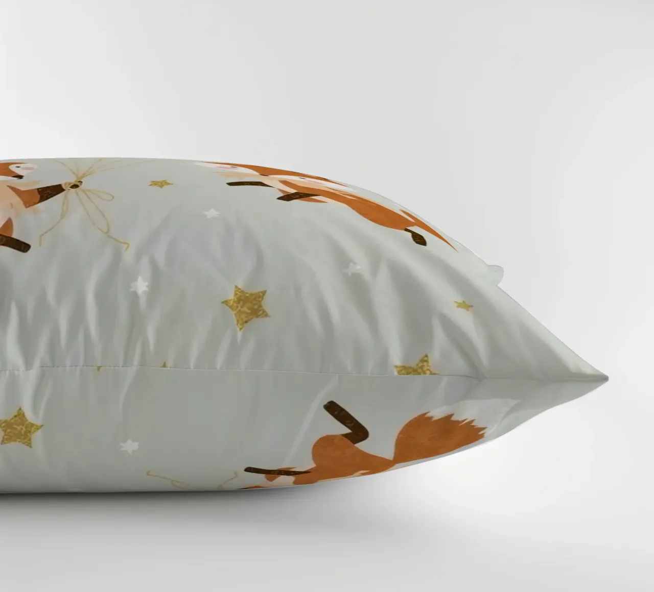 Due simpatiche volpi che giocano con i palloncini nel cielo cuscino da DesignDoodle