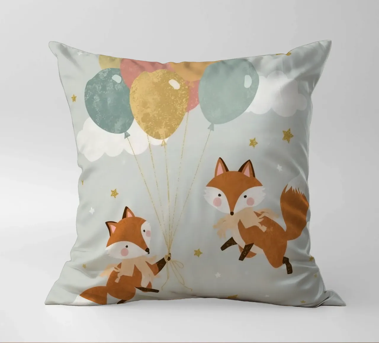 Due simpatiche volpi che giocano con i palloncini nel cielo cuscino da DesignDoodle