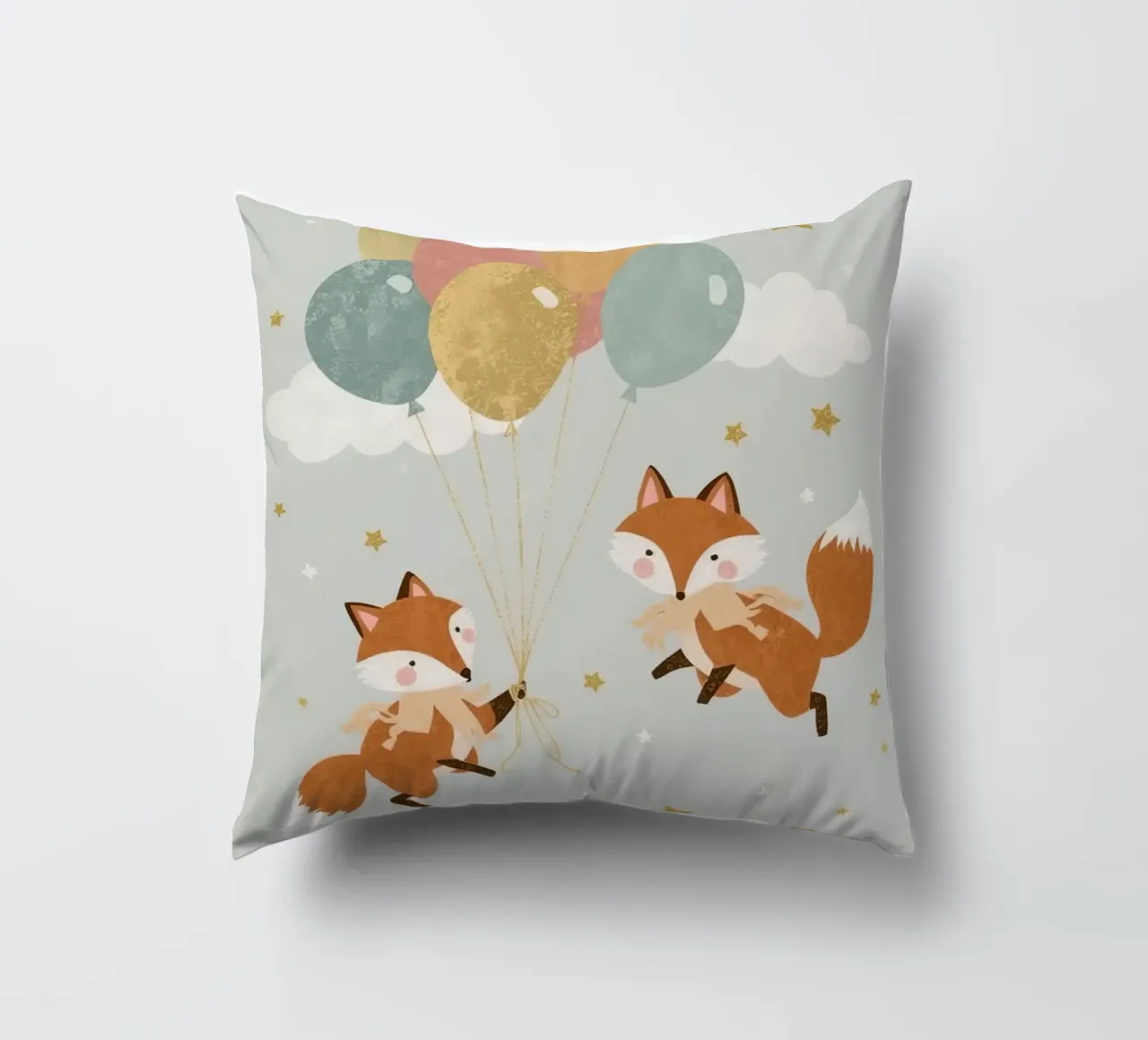 Due simpatiche volpi che giocano con i palloncini nel cielo cuscino da DesignDoodle