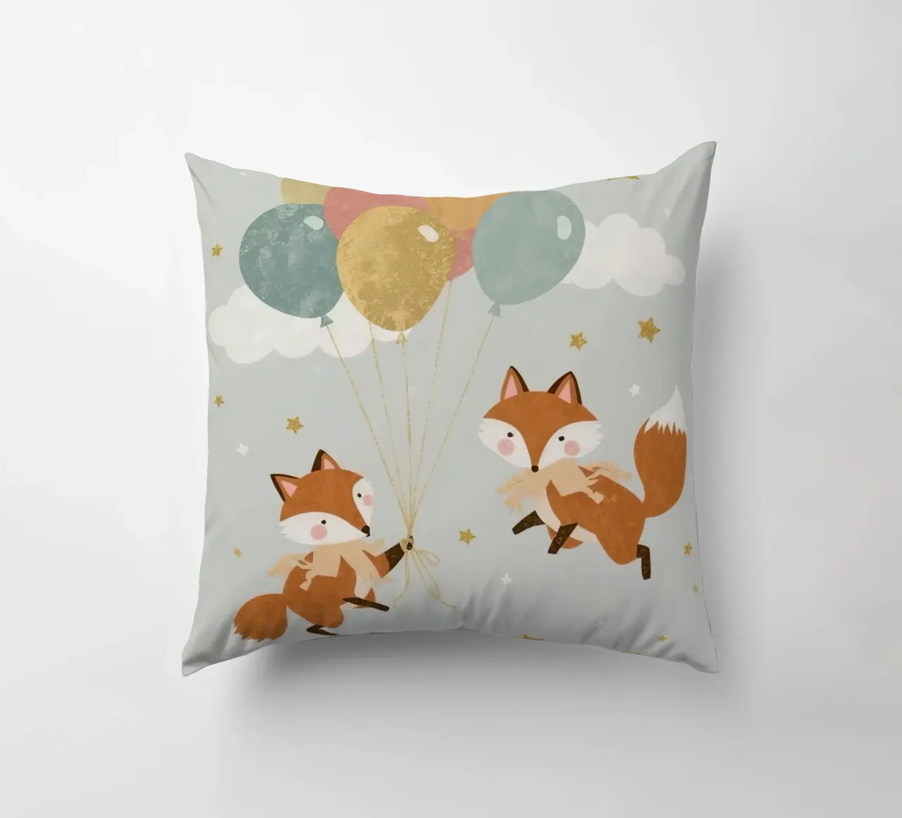 Due simpatiche volpi che giocano con i palloncini nel cielo cuscino da DesignDoodle