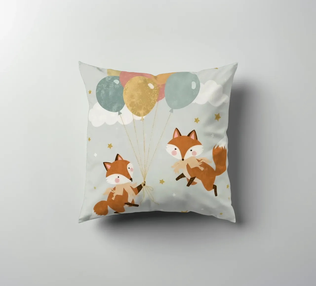 Due simpatiche volpi che giocano con i palloncini nel cielo cuscino da DesignDoodle