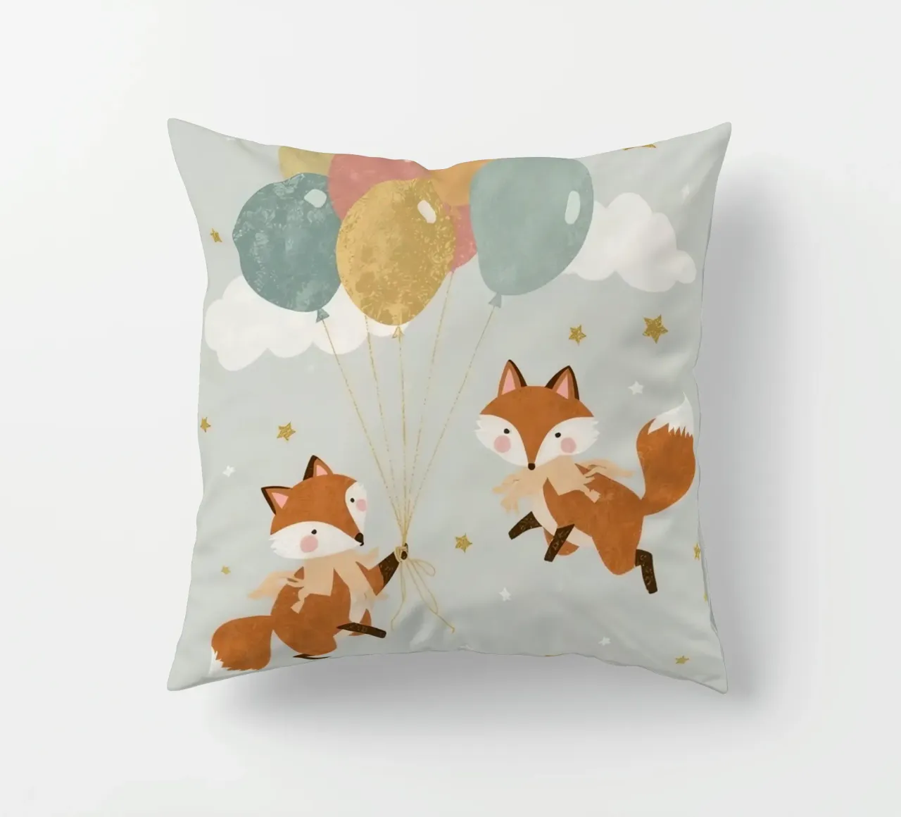 Due simpatiche volpi che giocano con i palloncini nel cielo cuscino da DesignDoodle