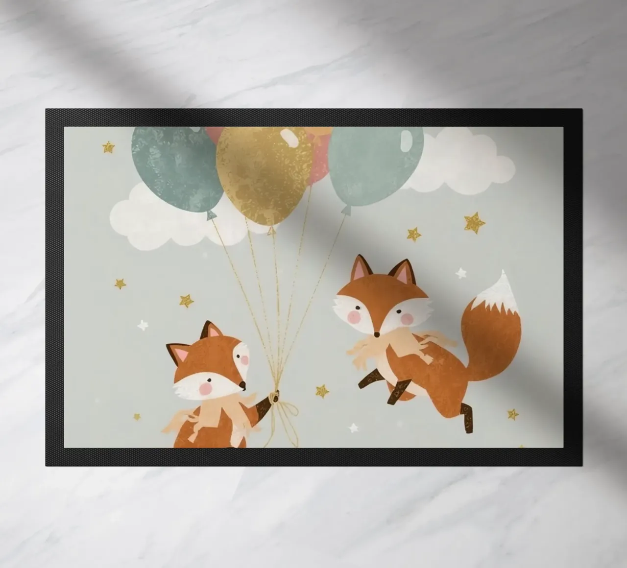 Due simpatiche volpi che giocano con i palloncini nel cielo zerbino da DesignDoodle