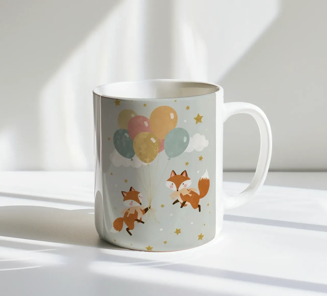 Due simpatiche volpi che giocano con i palloncini nel cielo tazza in ceramica da DesignDoodle