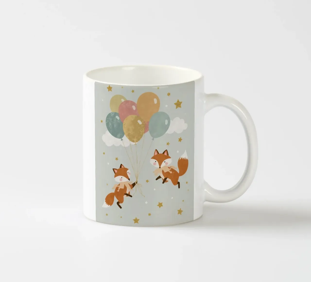 Due simpatiche volpi che giocano con i palloncini nel cielo tazza in ceramica da DesignDoodle