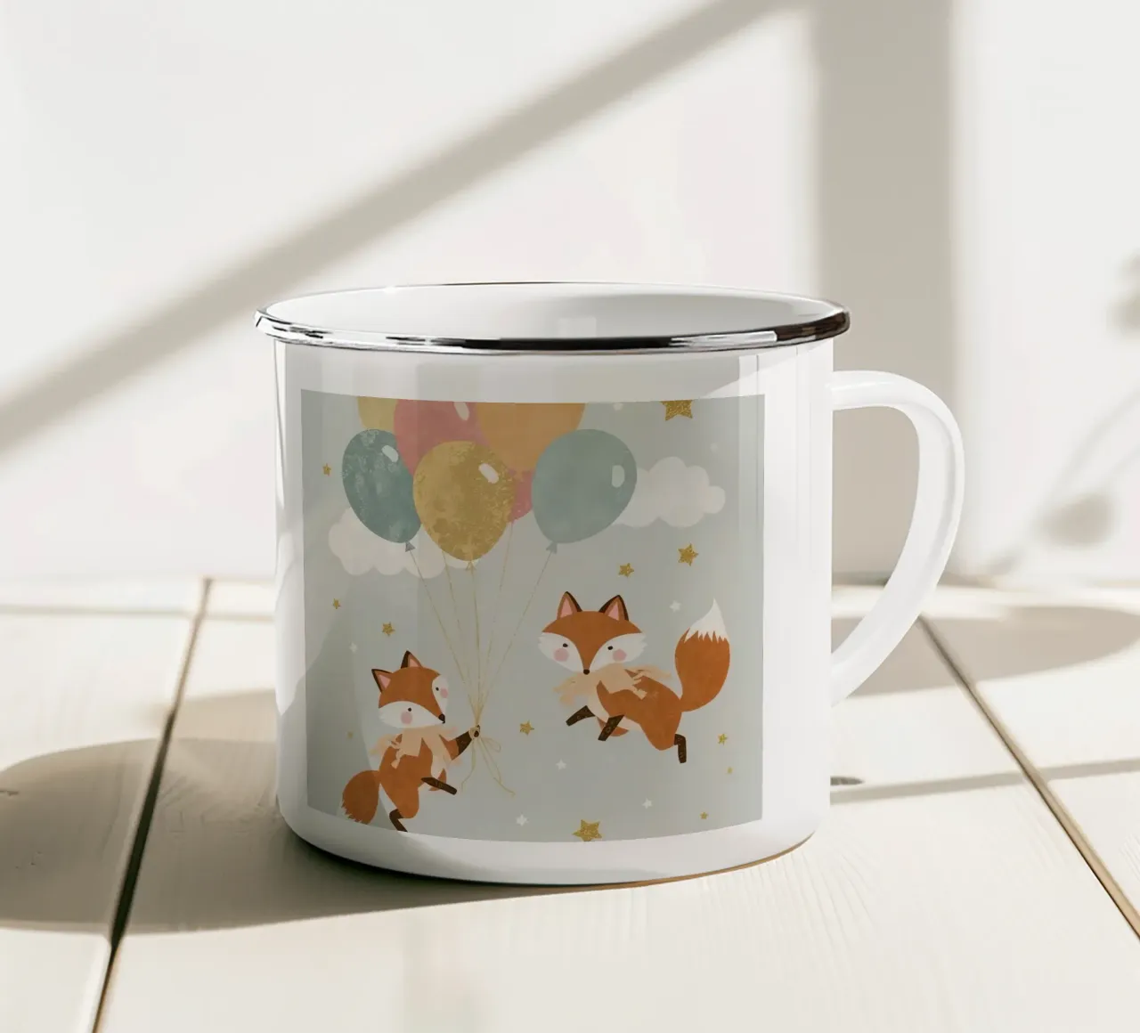 Due simpatiche volpi che giocano con i palloncini nel cielo tazza in smalto da DesignDoodle
