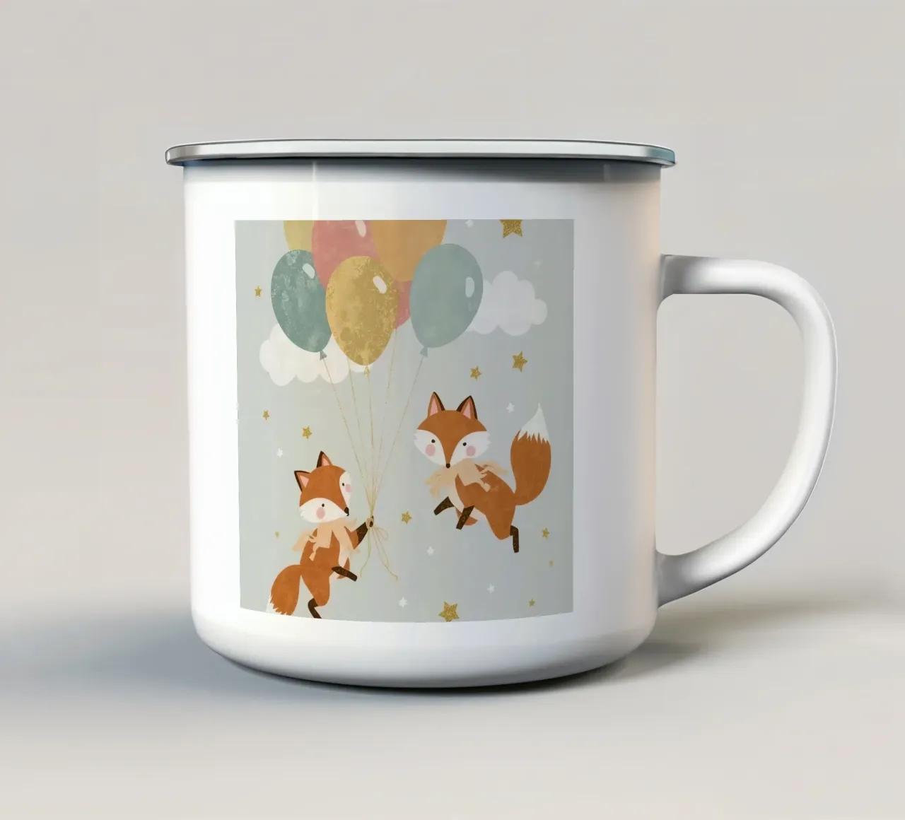 Due simpatiche volpi che giocano con i palloncini nel cielo tazza in smalto da DesignDoodle