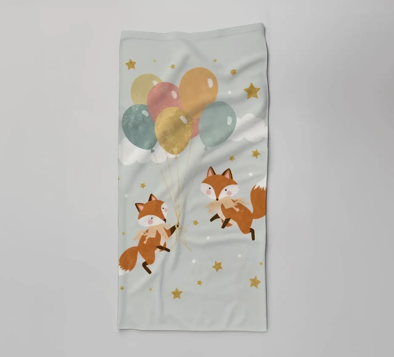 Due simpatiche volpi che giocano con i palloncini nel cielo asciugamano da bagno da DesignDoodle