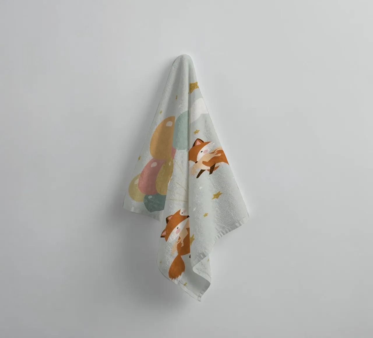 Due simpatiche volpi che giocano con i palloncini nel cielo asciugamano da bagno da DesignDoodle