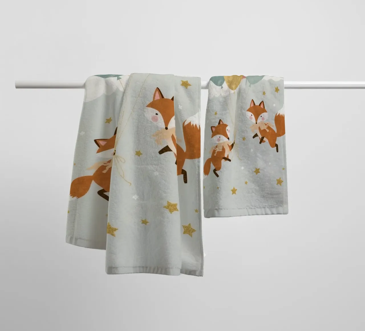 Due simpatiche volpi che giocano con i palloncini nel cielo asciugamano da bagno da DesignDoodle