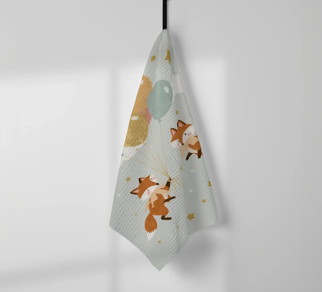 Due simpatiche volpi che giocano con i palloncini nel cielo canovaccio da cucina da DesignDoodle