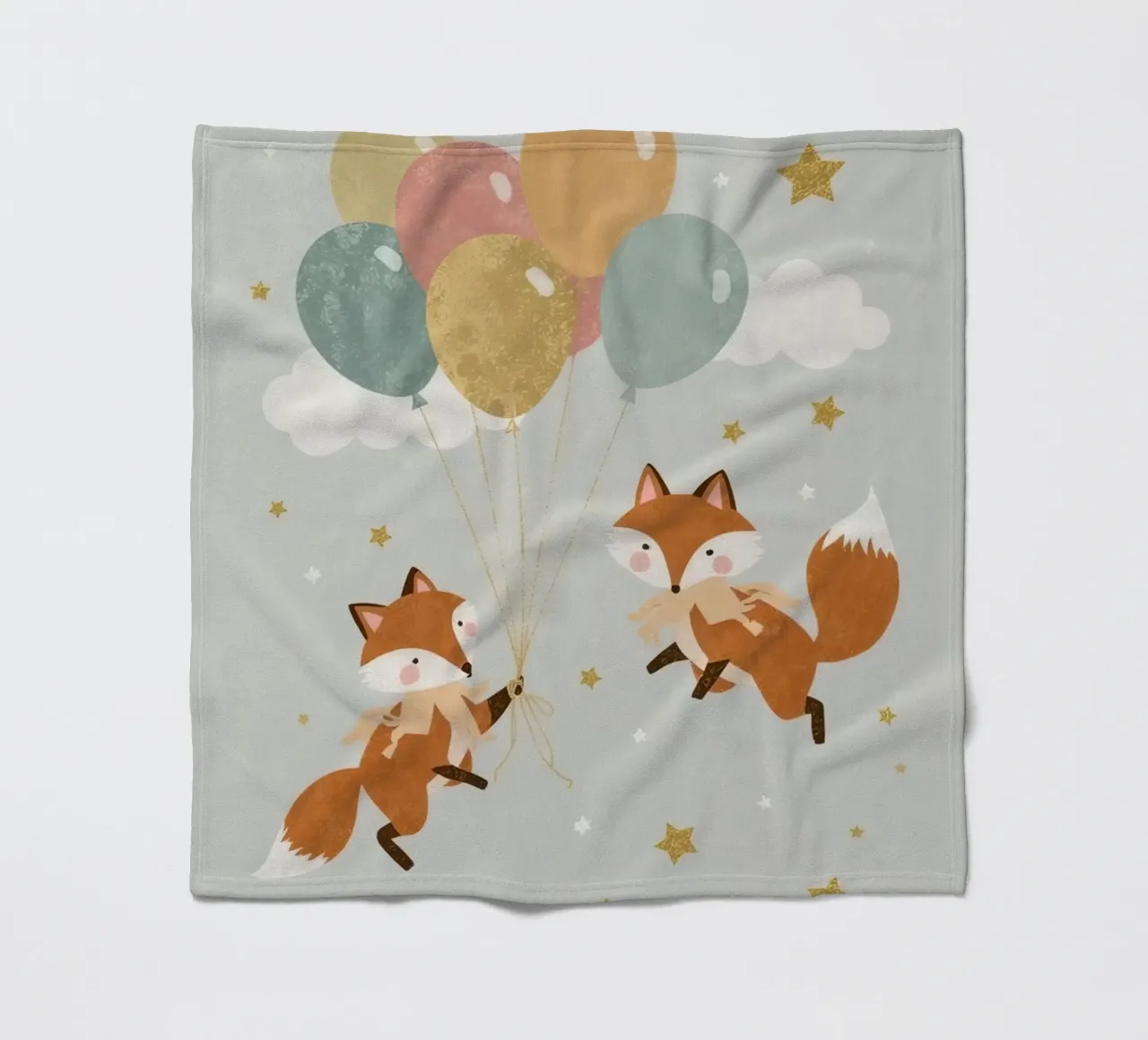 Due simpatiche volpi che giocano con i palloncini nel cielo coperta in pile da DesignDoodle