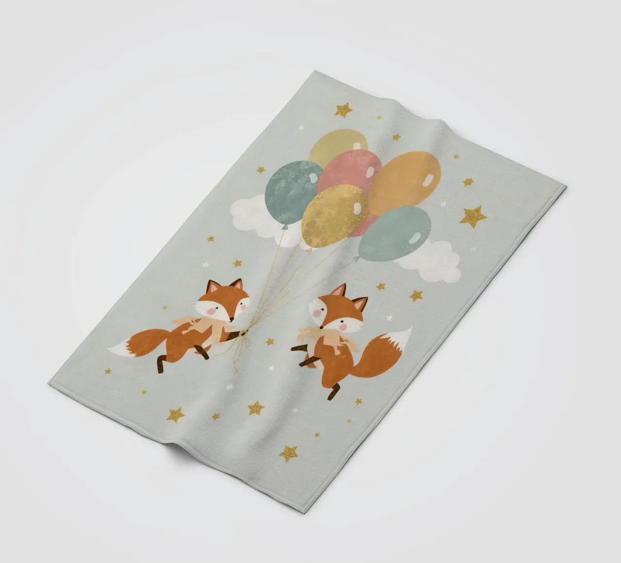 Due simpatiche volpi che giocano con i palloncini nel cielo coperta in pile da DesignDoodle