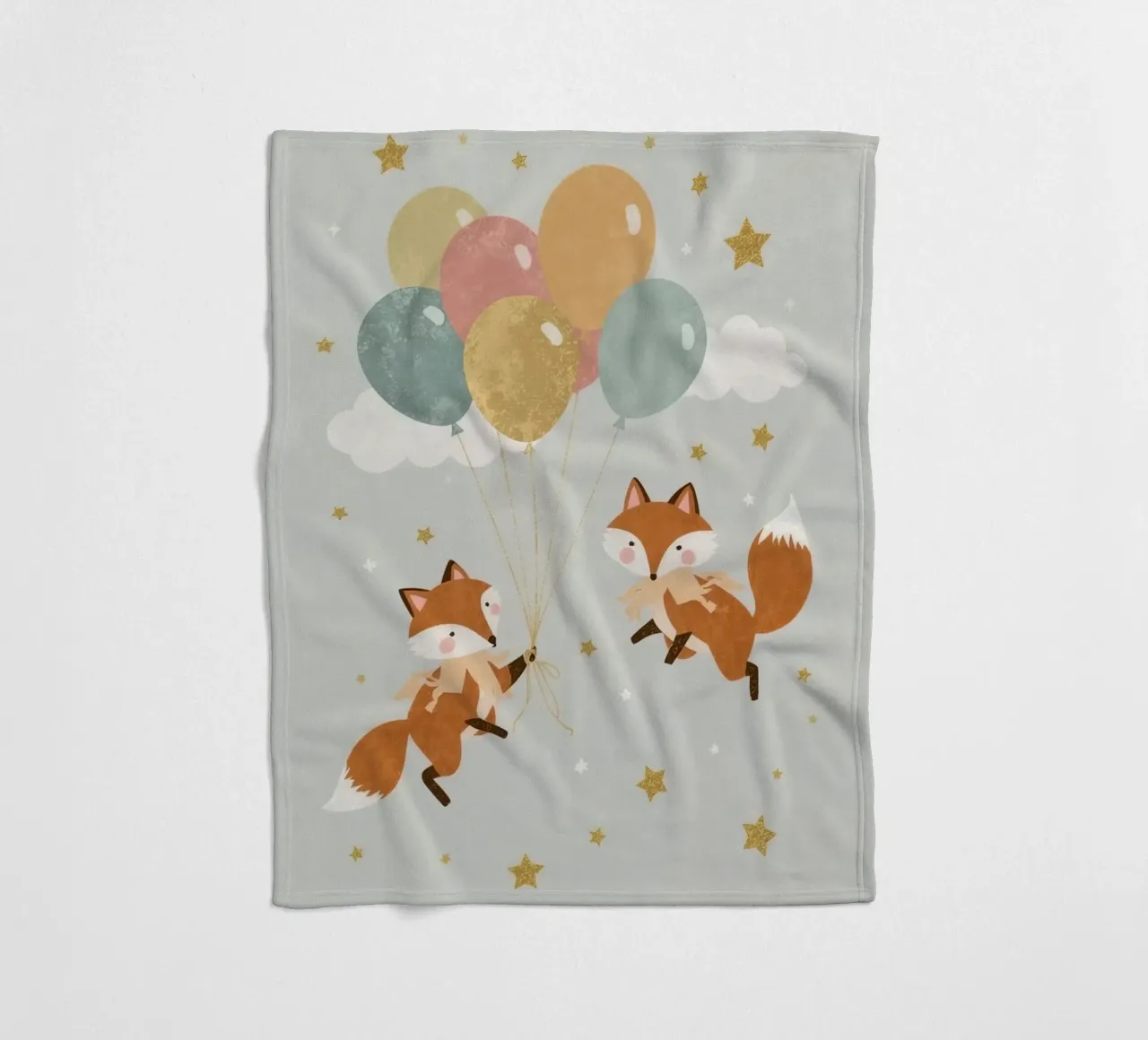 Due simpatiche volpi che giocano con i palloncini nel cielo coperta in pile da DesignDoodle