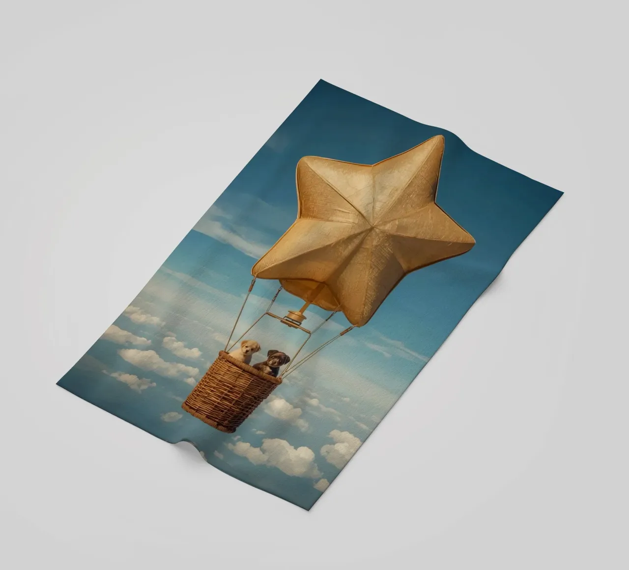 Due cuccioli in un cesto di palloncini a forma di stella telo mare da DesignDoodle