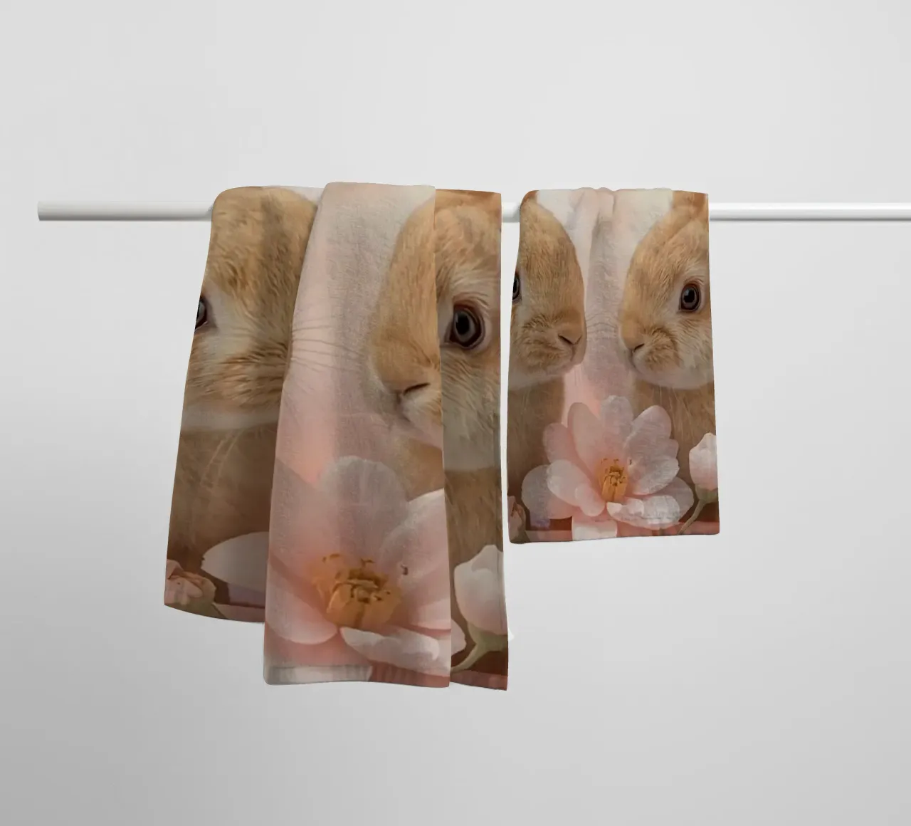 Carino Due conigli in fiori rosa asciugamano da bagno da DesignDoodle