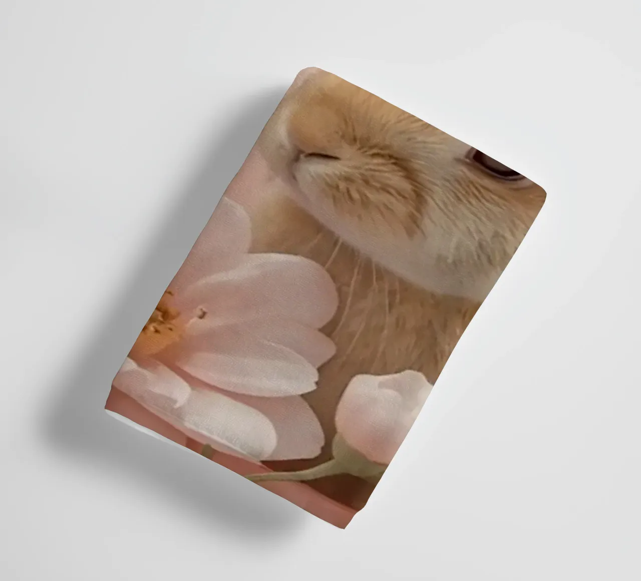 Carino Due conigli in fiori rosa asciugamano da bagno da DesignDoodle