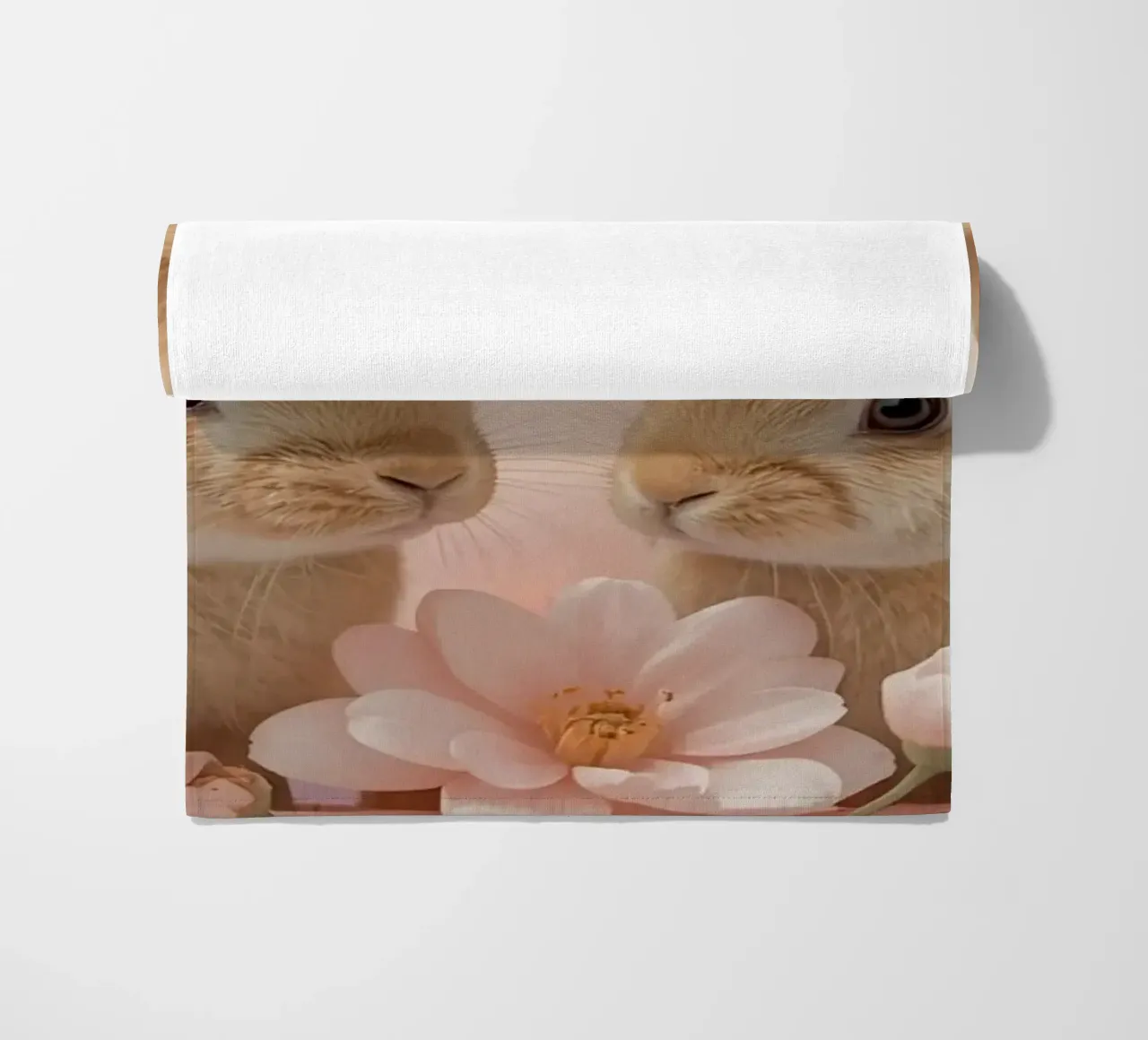 Carino Due conigli in fiori rosa telo mare da DesignDoodle