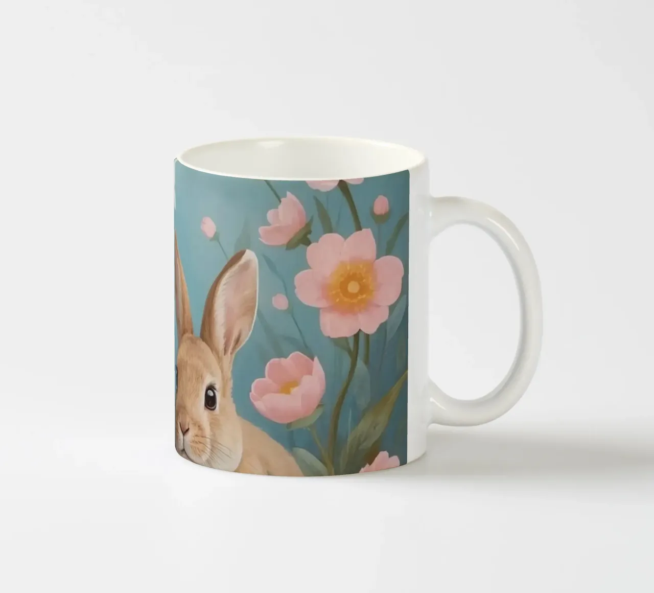 Carini due conigli felici con fiori rosa e farfalle tazza in ceramica da DesignDoodle