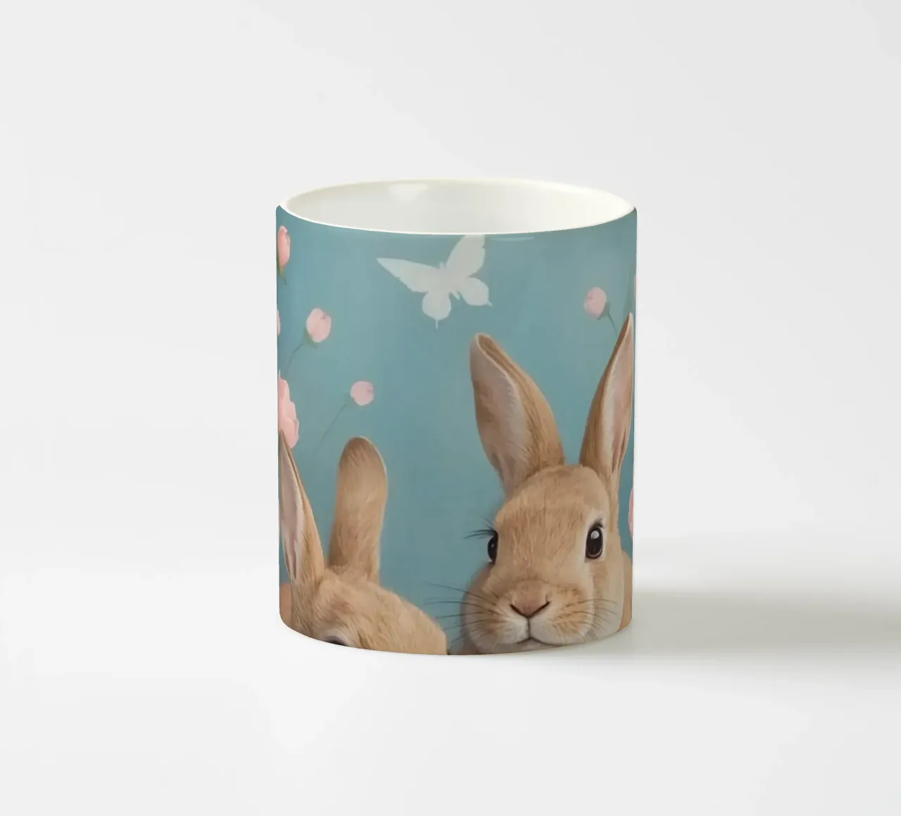 Carini due conigli felici con fiori rosa e farfalle tazza in ceramica da DesignDoodle