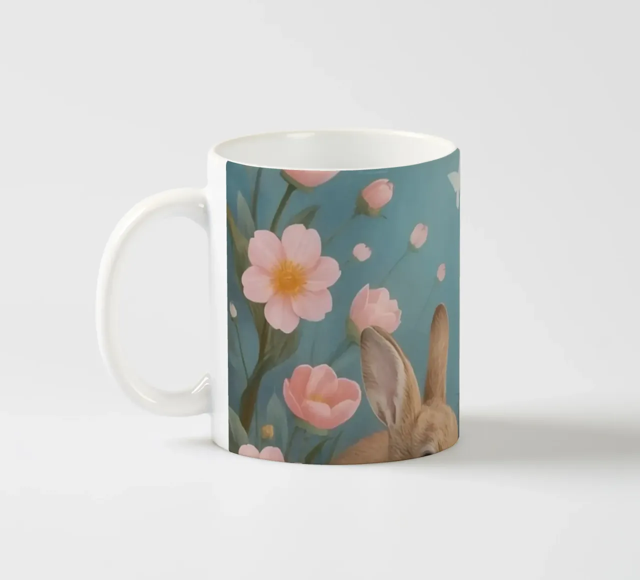 Carini due conigli felici con fiori rosa e farfalle tazza in ceramica da DesignDoodle