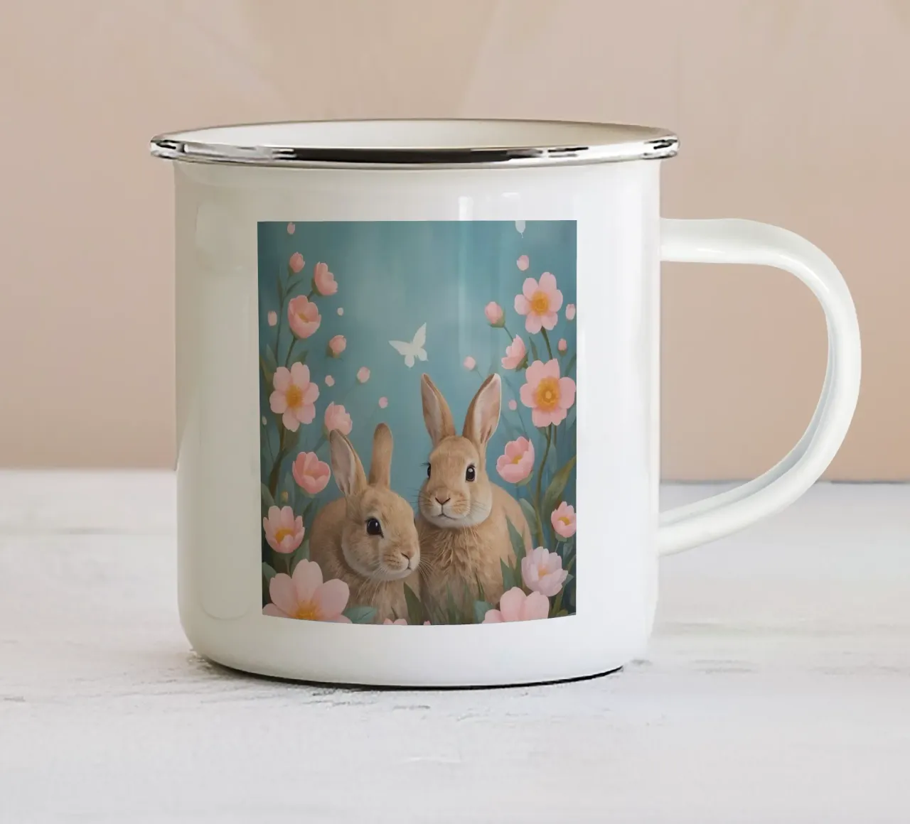 Carini due conigli felici con fiori rosa e farfalle tazza in smalto da DesignDoodle