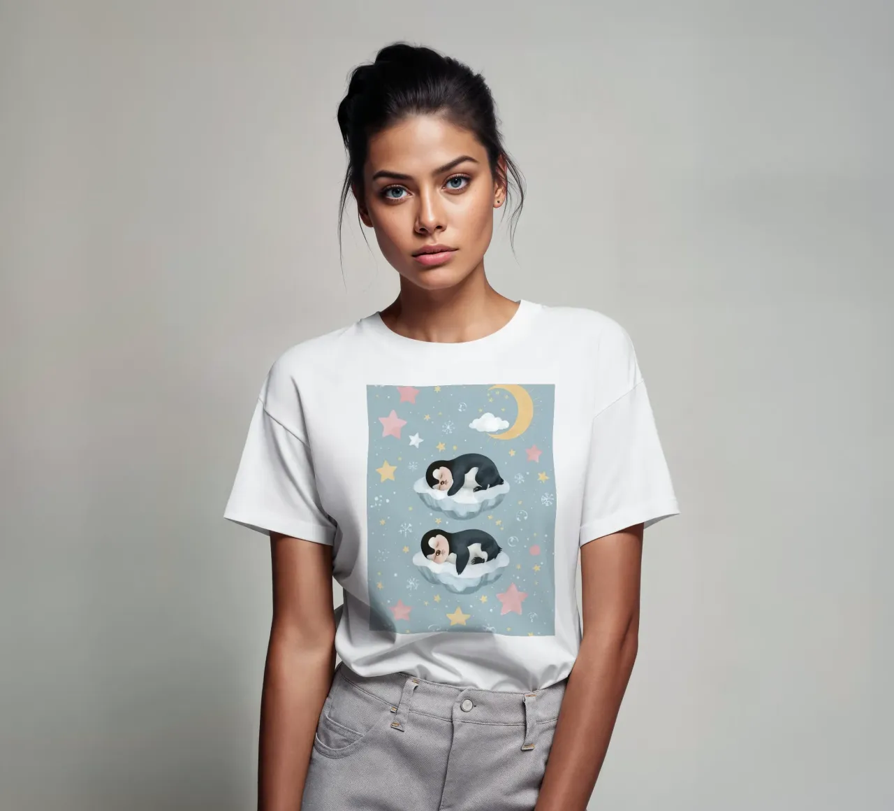 Due simpatici pinguini addormentati con elementi celestiali t-shirt da DesignDoodle