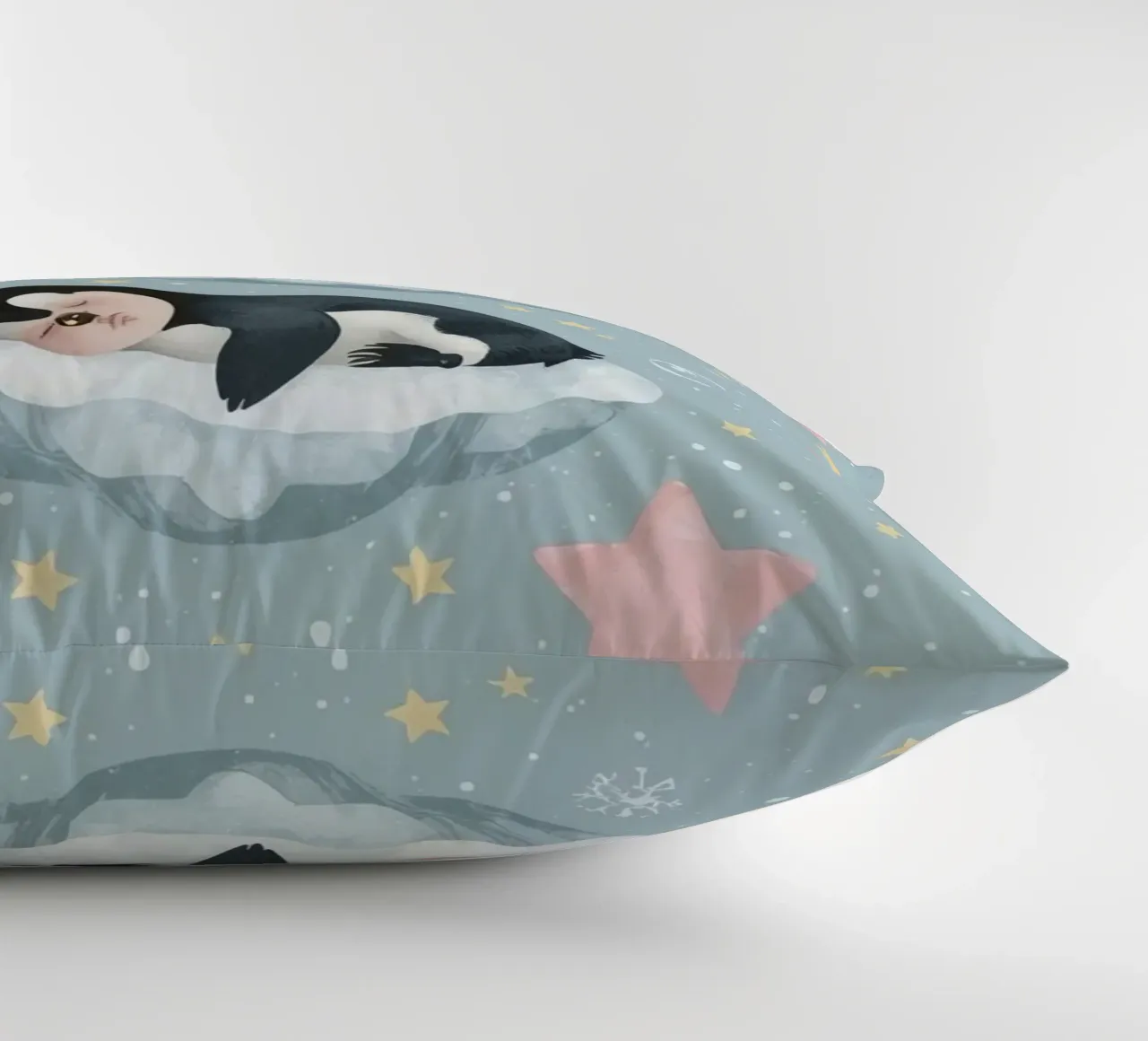 Due simpatici pinguini addormentati con elementi celestiali cuscino da DesignDoodle
