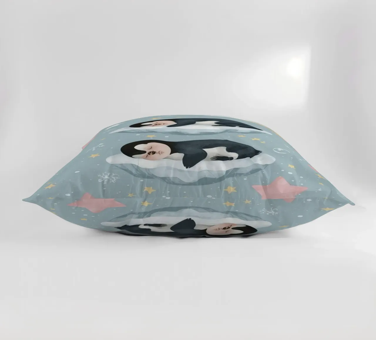 Due simpatici pinguini addormentati con elementi celestiali cuscino da DesignDoodle