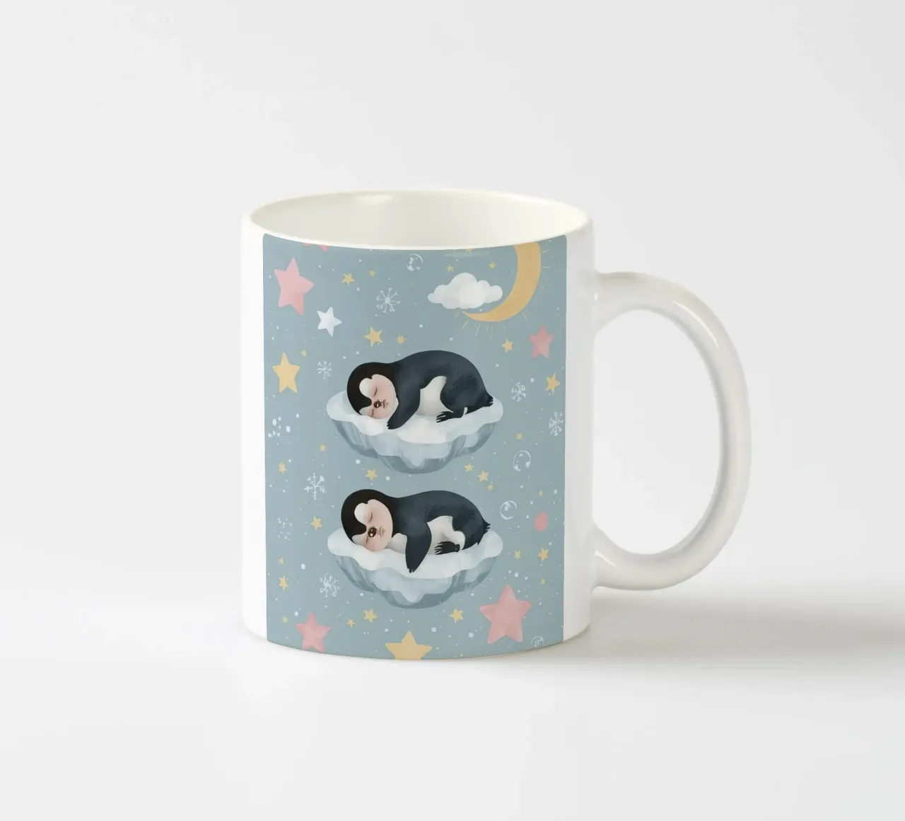 Due simpatici pinguini addormentati con elementi celestiali tazza in ceramica da DesignDoodle