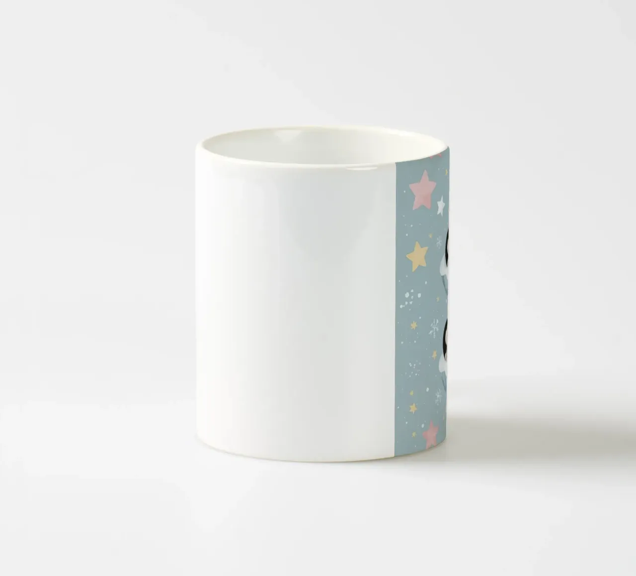 Due simpatici pinguini addormentati con elementi celestiali tazza in ceramica da DesignDoodle