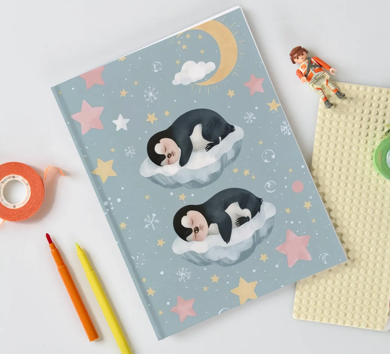 Due simpatici pinguini addormentati con elementi celestiali diario da DesignDoodle