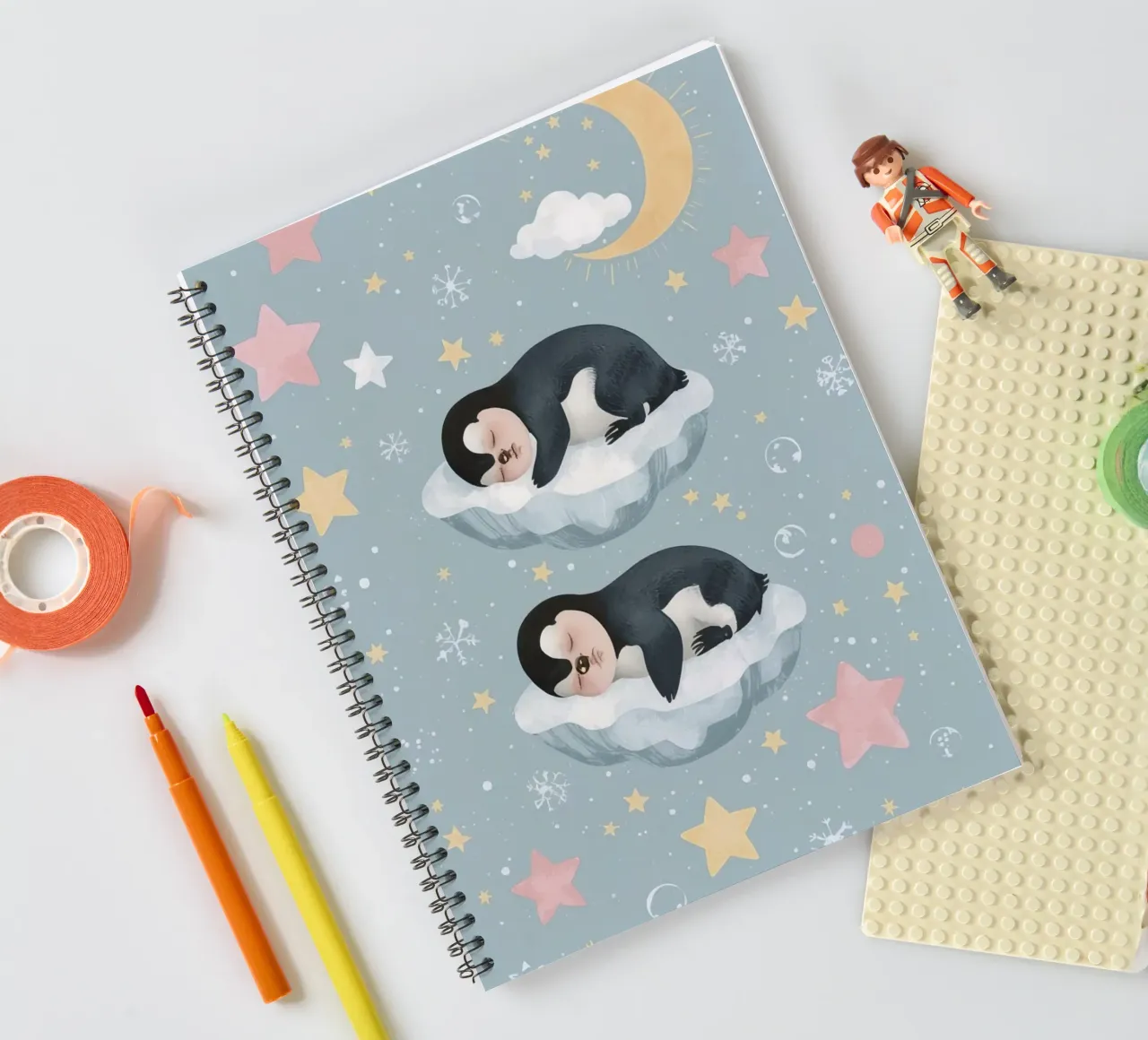 Due simpatici pinguini addormentati con elementi celestiali diario ad anelli da DesignDoodle