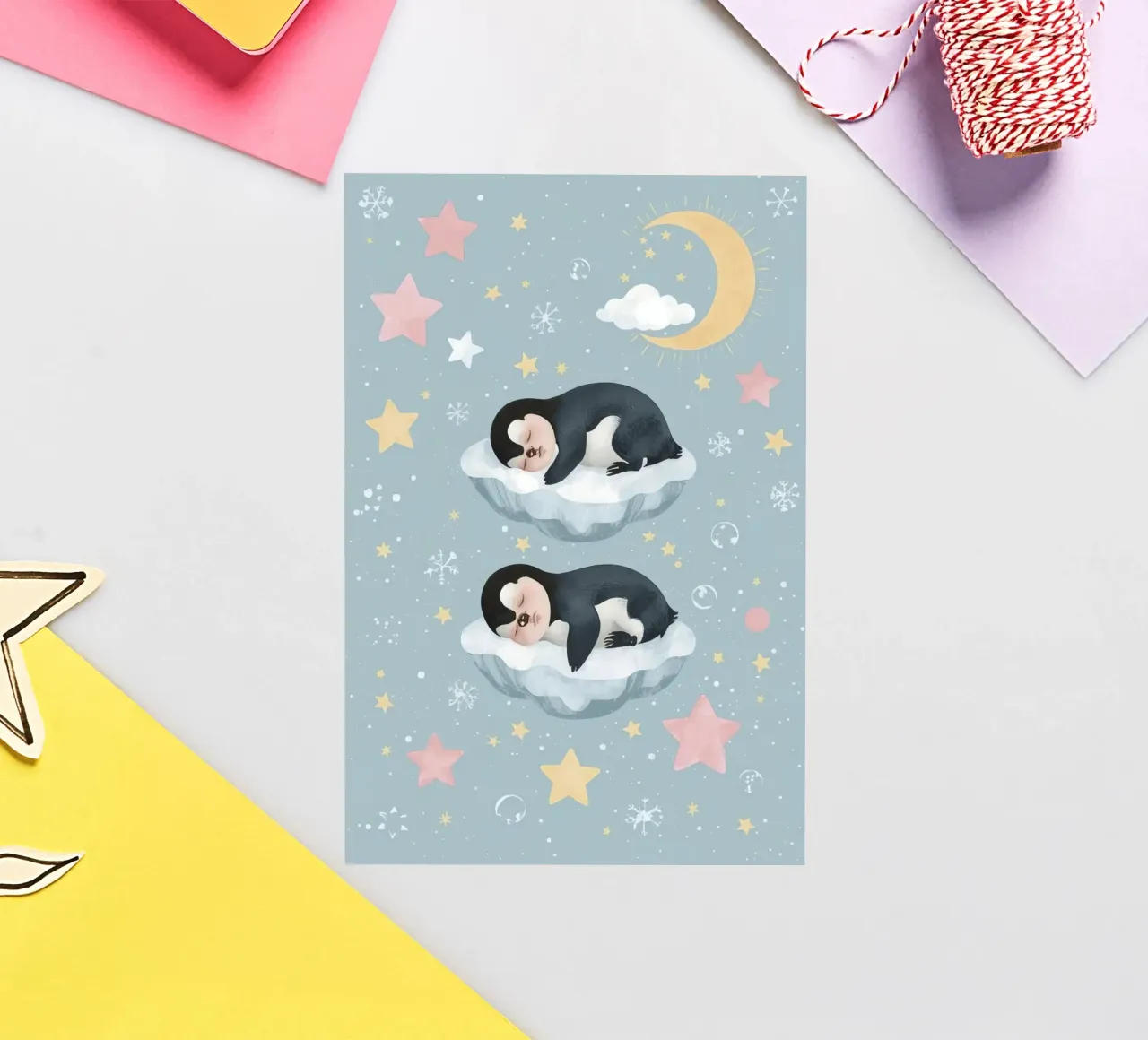 Due simpatici pinguini addormentati con elementi celestiali adesivo da DesignDoodle