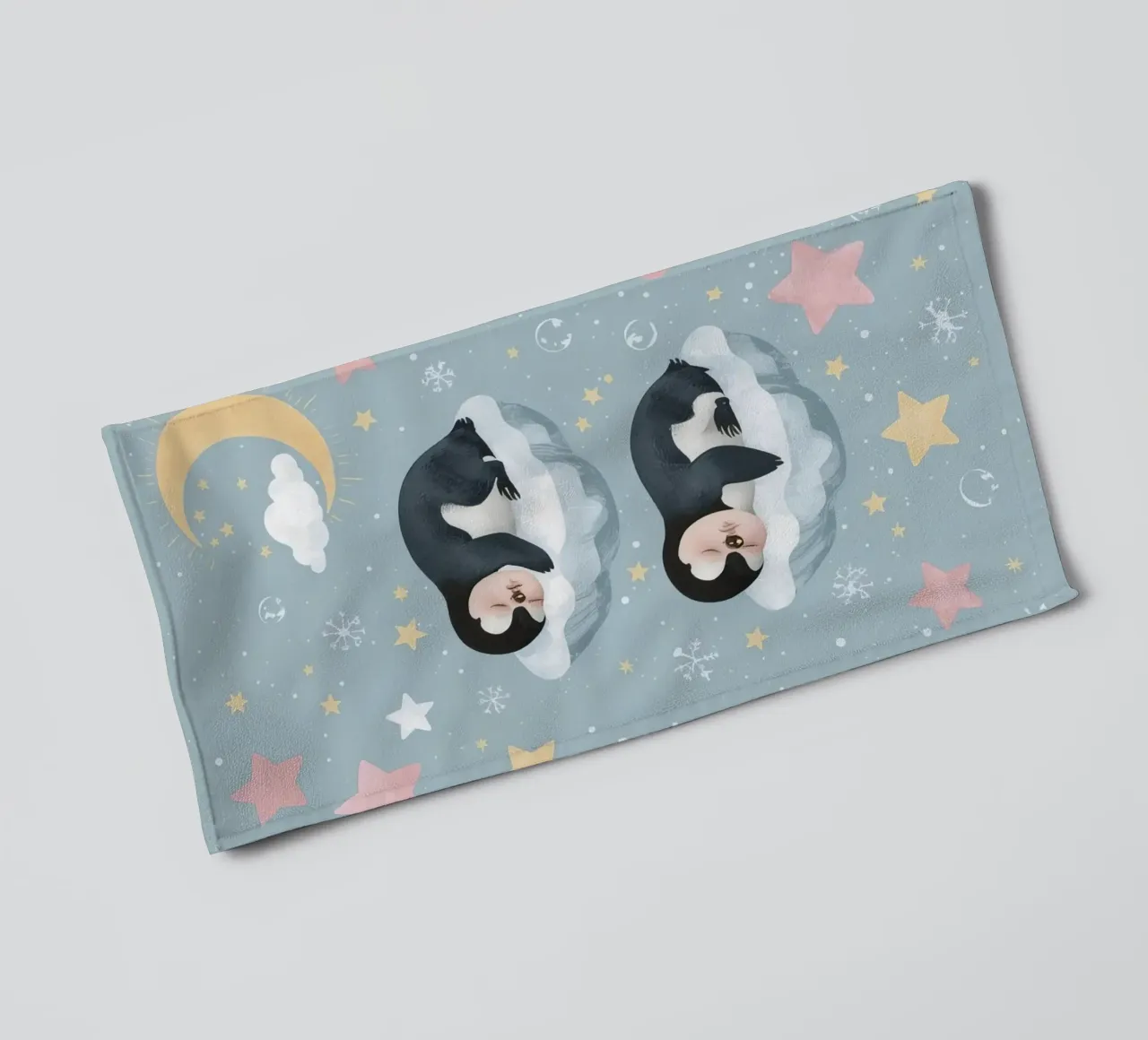 Due simpatici pinguini addormentati con elementi celestiali asciugamano da bagno da DesignDoodle