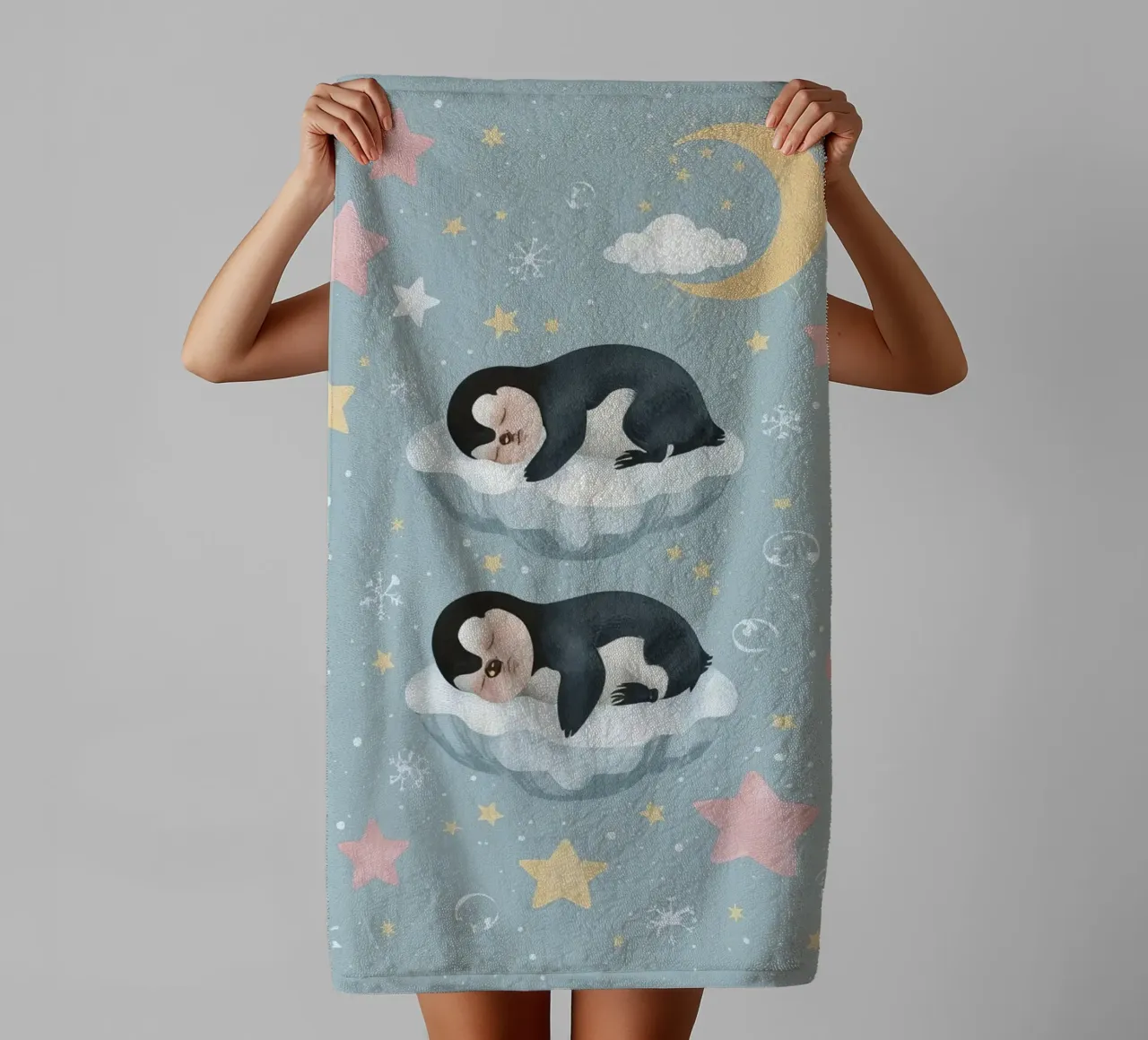 Due simpatici pinguini addormentati con elementi celestiali asciugamano da bagno da DesignDoodle