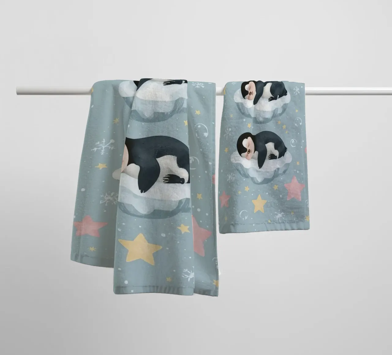 Due simpatici pinguini addormentati con elementi celestiali asciugamano da bagno da DesignDoodle